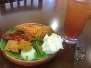"nasi ayam penyet angsa maju'